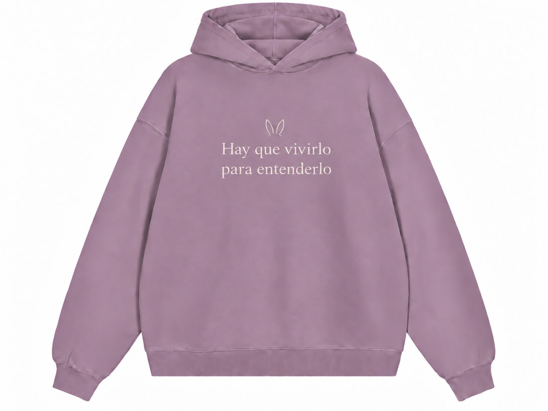 Sudadera malva con la frase Hay que vivirlo para entenderlo y unas orejitas de coneja bordadas